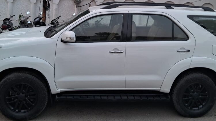 FORTUNER 4X2 (AT)