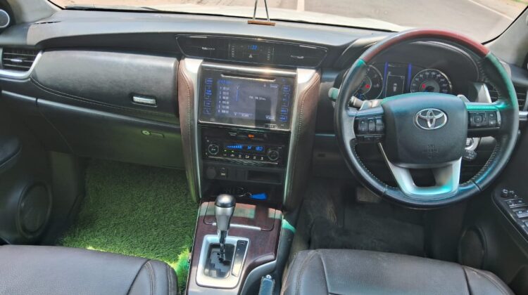 FORTUNER 4X2 (AT)